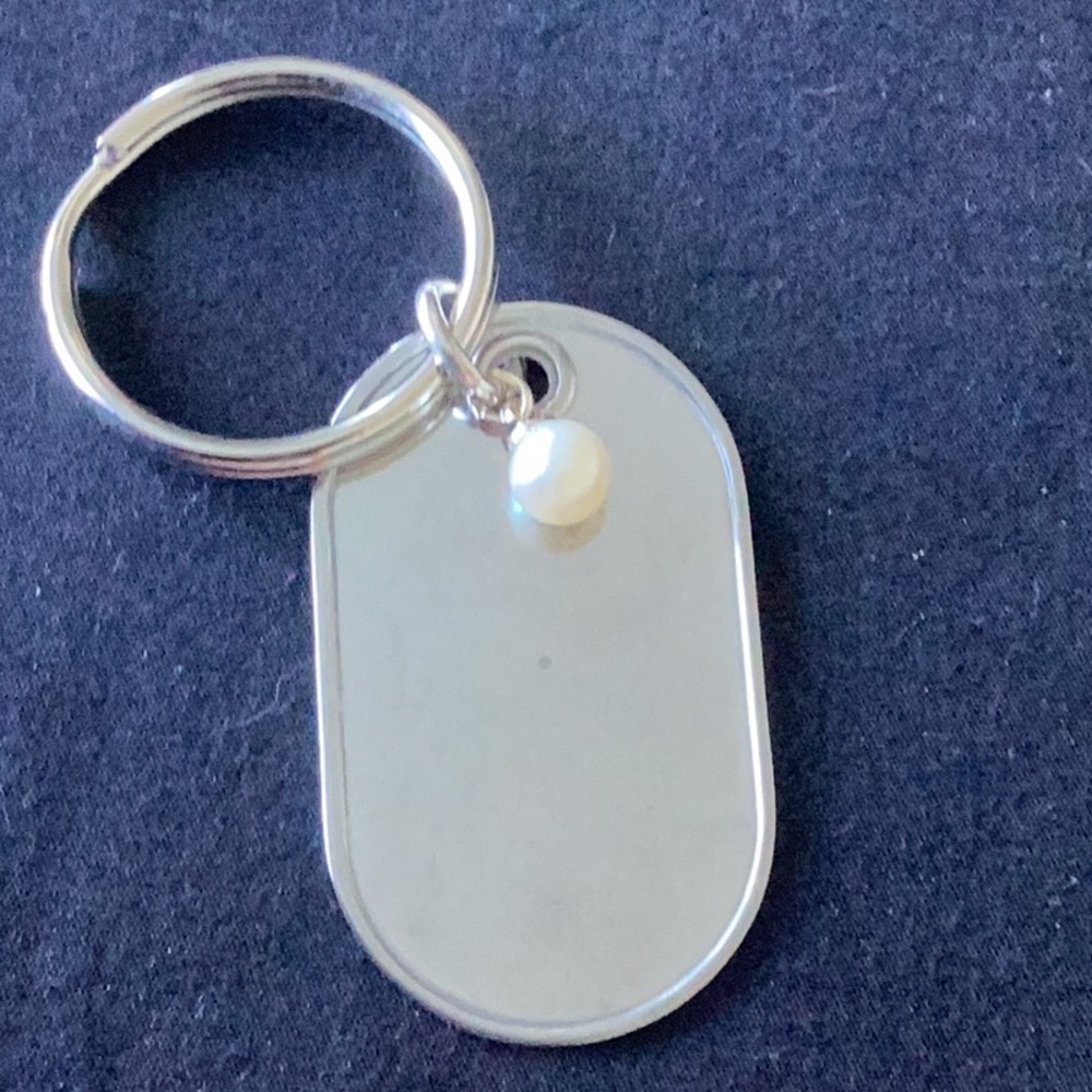 🦪 Vantel Pearls Dog Tag Keychain.